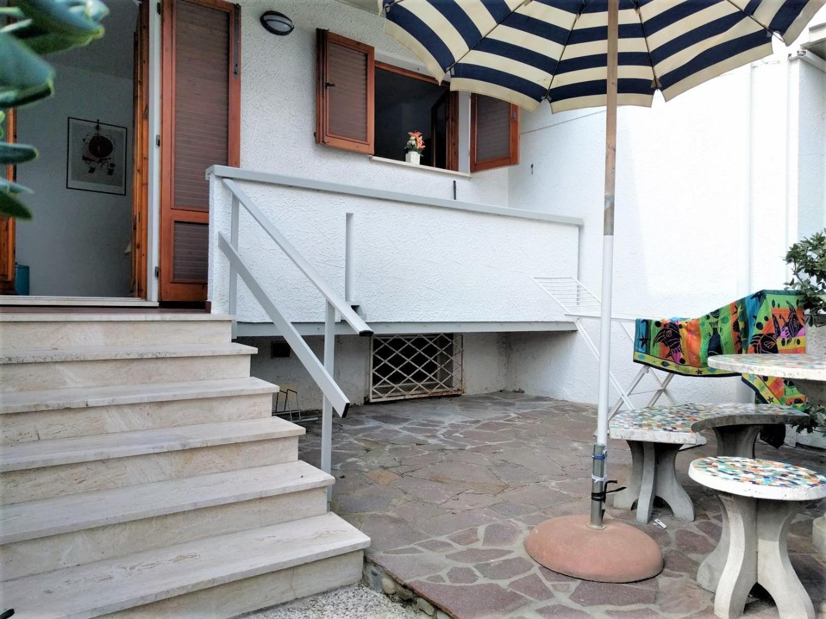 Residence Le Rose Marina Di Bibbona Eksteriør billede