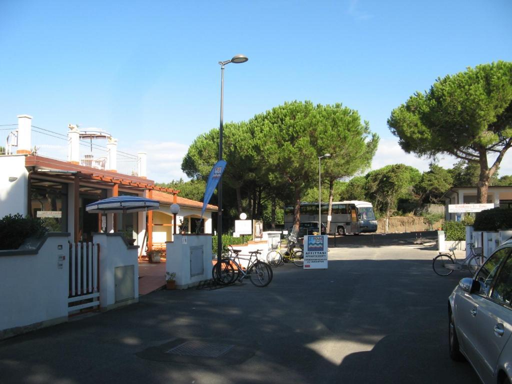 Residence Le Rose Marina Di Bibbona Eksteriør billede