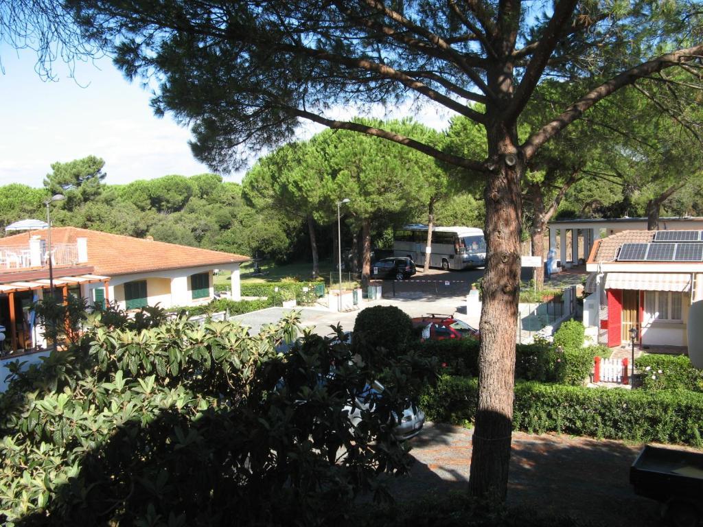 Residence Le Rose Marina Di Bibbona Eksteriør billede