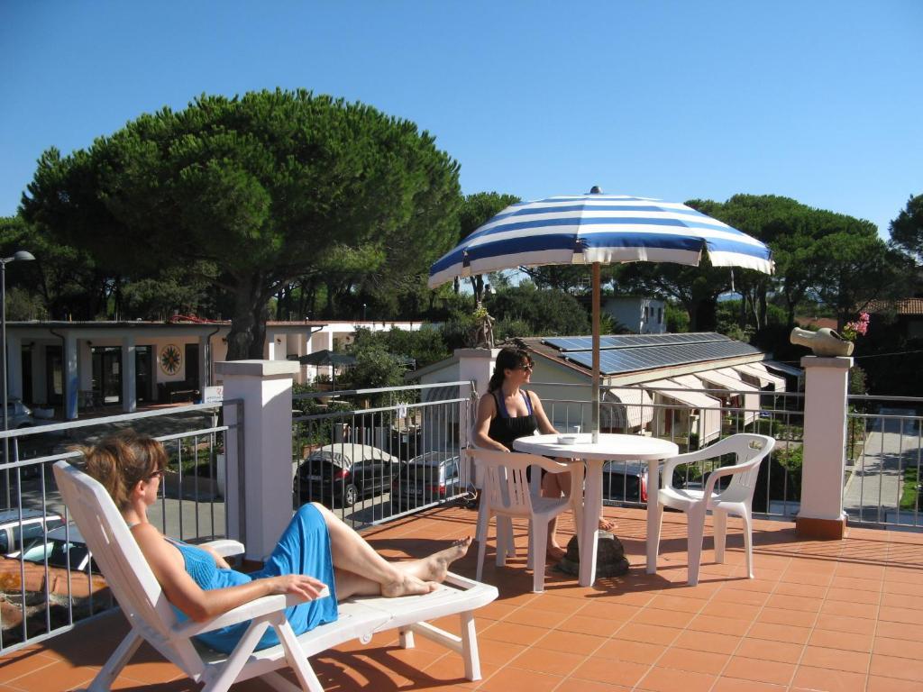 Residence Le Rose Marina Di Bibbona Eksteriør billede