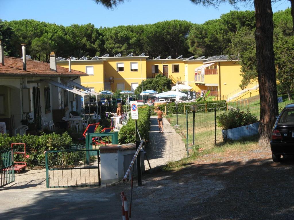 Residence Le Rose Marina Di Bibbona Eksteriør billede